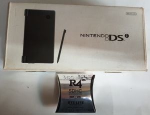 Nintendo DSi Black + R4i RTS карта с 300 инсталирани игри