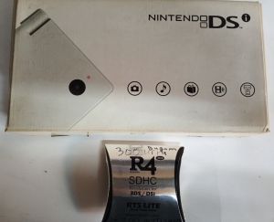 Nintendo DSi White + R4i RTS карта с 300 инсталирани игри